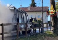 VIDEO – A fuoco un furgone, illeso il conducente