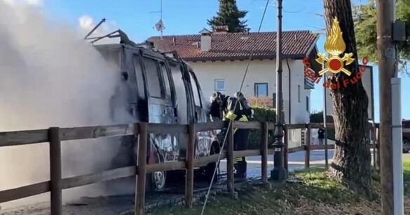 VIDEO – A fuoco un furgone, illeso il conducente