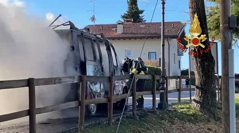 VIDEO – A fuoco un furgone, illeso il conducente