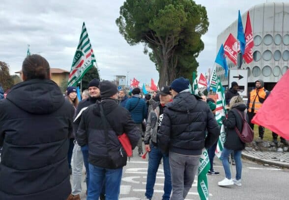 Snaidero, operai in presidio e sciopero: protesta contro i 28 esuberi annunciati