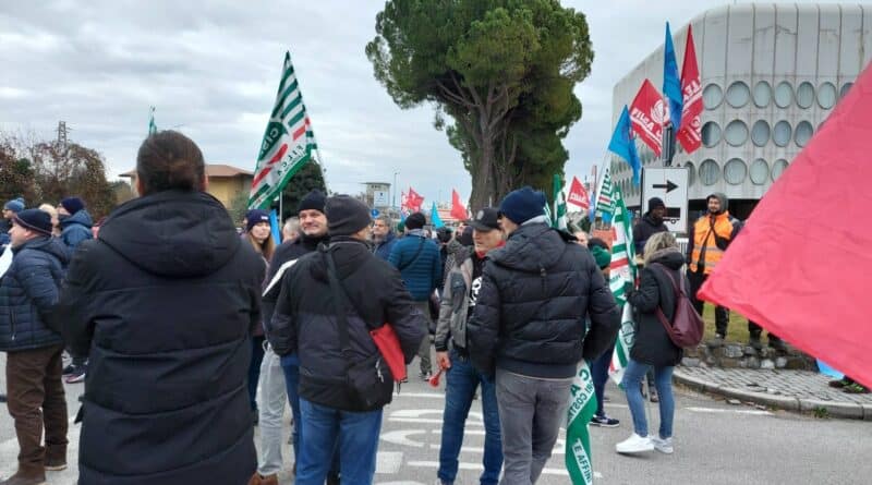 Snaidero, operai in presidio e sciopero: protesta contro i 28 esuberi annunciati