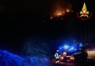 Incendio nei pascoli sopra Buttea di Lauco