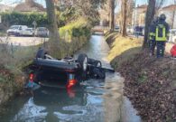 Auto finisce nella roggia e si capotta