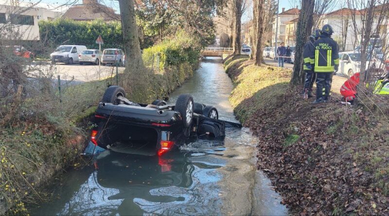 Auto finisce nella roggia e si capotta
