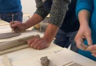 A Tolmezzo un laboratorio per realizzare un albero in ceramica