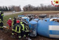 Betoniera si ribalta su un fianco, l’autista resta incastrato con le gambe tra le lamiere