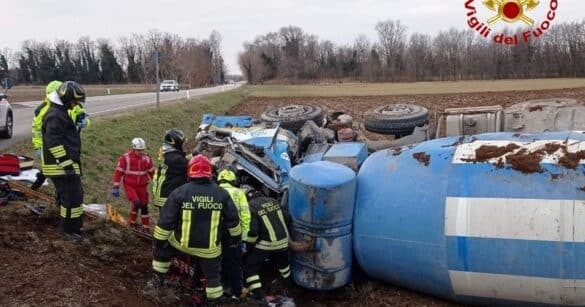 Betoniera si ribalta su un fianco, l’autista resta incastrato con le gambe tra le lamiere