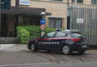 Aggredisce una donna per rubarle la borsa, arrestato per rapina