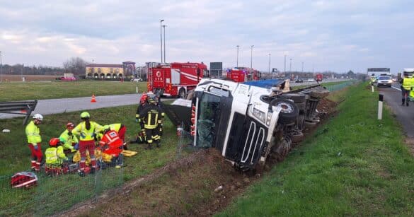 Autoarticolato finisce sulla scarpata, ferita una persona