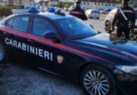 Minaccia i vigilanti con un paio di forbici sull’autobus: denunciato 61enne