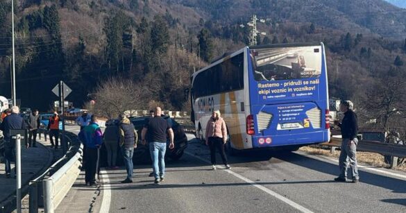 Incidente tra bus e auto sul ponte di Cedarchis