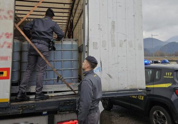 VIDEO – Traffico illecito di carburanti, i finanzieri di Udine, Tolmezzo e Tarvisio sequestrano 428.000 litri