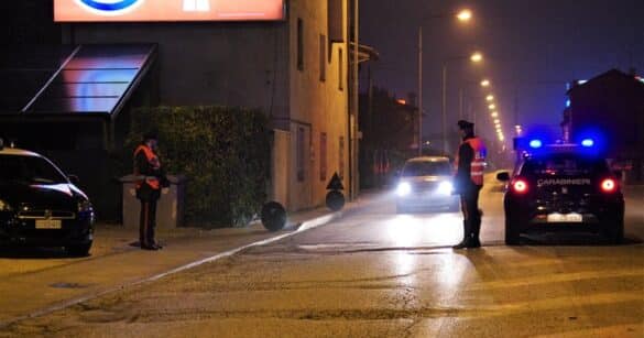 Lite in strada: lancia un sasso contro un’auto e distrugge il parabrezza