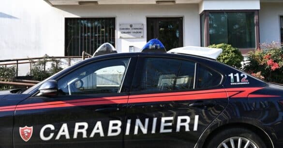 Molesta i clienti di un bar e aggredisce i Carabinieri. Denunciato un quarantenne