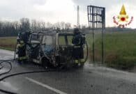 Camper prende fuoco in strada