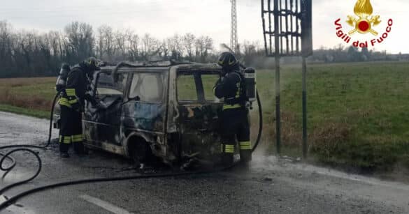 Camper prende fuoco in strada