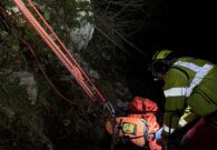 Cade dalla falesia di Dardago, alpinista soccorso con il verricello