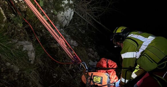 Cade dalla falesia di Dardago, alpinista soccorso con il verricello