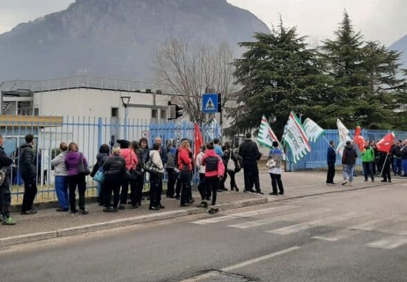 Tolmezzo, i lavoratori della Marelli contro il premio che divide. Alta adesione allo sciopero