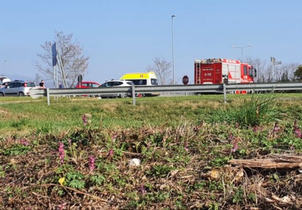 Incidente tra due auto ad Artegna, passante sbalzata oltre il guardrail