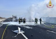 Scontro tra due mezzi pesanti, un autoarticolato prende fuoco, disagi in autostrada