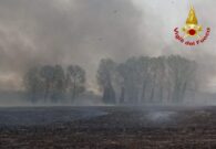 Fiumicello, fiamme spinte dal vento minacciano alcune abitazioni