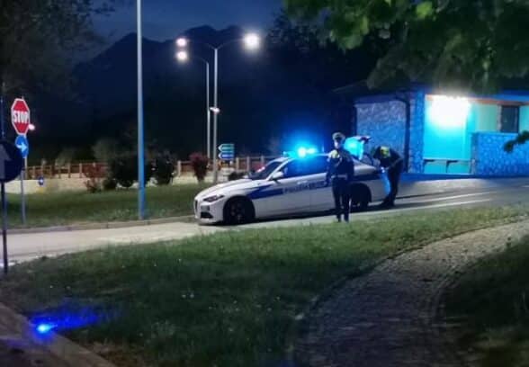 Fuga all’alt e inseguimento in Carnia. Ventottenne rischia da 1 a 5 anni di reclusione
