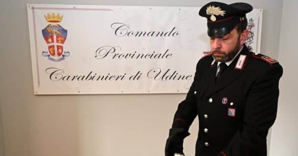 Lancia bottiglie di vetro in strada e poi tenta di colpire con calci e pugni i Carabinieri. Arrestato un giovane