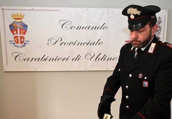 Lancia bottiglie di vetro in strada e poi tenta di colpire con calci e pugni i Carabinieri. Arrestato un giovane