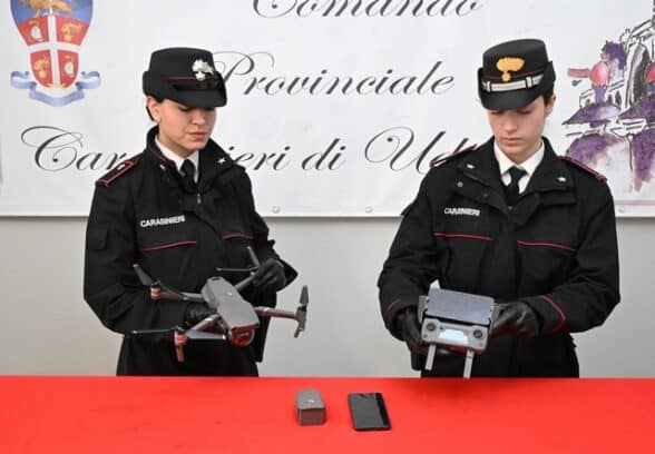 Sorvegliava l’ex fidanzata con il drone: i Carabinieri di Moggio sequestrano foto e video