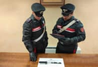 Comeglians, ferisce un uomo in un bar con un coltello, poi colpisce i Carabinieri con calci e pugni. Arrestato