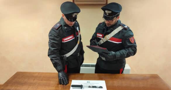 Comeglians, ferisce un uomo in un bar con un coltello, poi colpisce i Carabinieri con calci e pugni. Arrestato