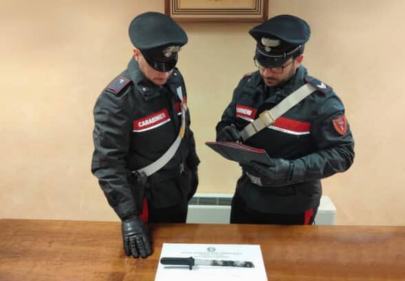 Comeglians, ferisce un uomo in un bar con un coltello, poi colpisce i Carabinieri con calci e pugni. Arrestato