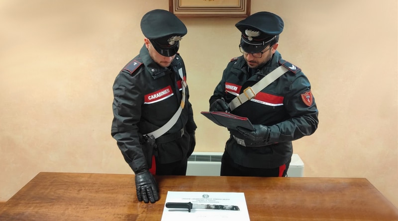 Comeglians, ferisce un uomo in un bar con un coltello, poi colpisce i Carabinieri con calci e pugni. Arrestato