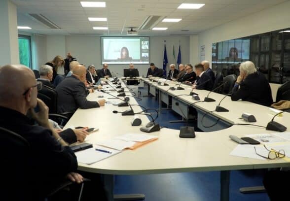 Shock energetico in FVG: prezzi dei raffinati al +42,9%, la Regione chiede il piano d’urgenza all’UE