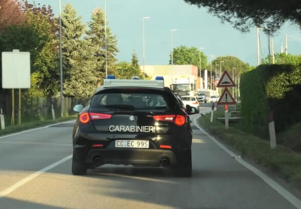 Dall’atteggiamento sospetto al sequestro: i Carabinieri trovano cocaina in auto e scattano le manette