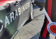 Preso a calci e pugni per rubargli lo zaino. Arrestati due uomini