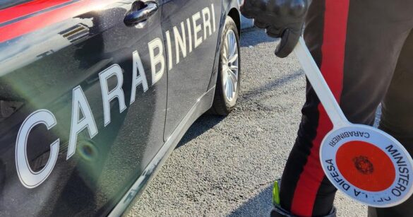 Preso a calci e pugni per rubargli lo zaino. Arrestati due uomini