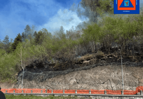 Spento l’incendio a Comeglians, oggi i sopralluoghi della Forestale