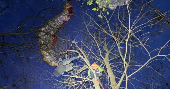 Scontro tra parapendii, soccorso un pilota bloccato su una pianta