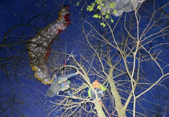 Scontro tra parapendii, soccorso un pilota bloccato su una pianta