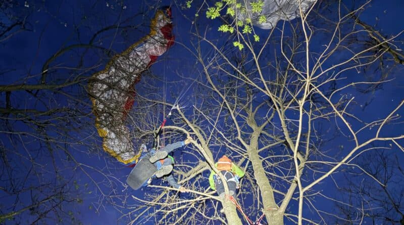 Scontro tra parapendii, soccorso un pilota bloccato su una pianta