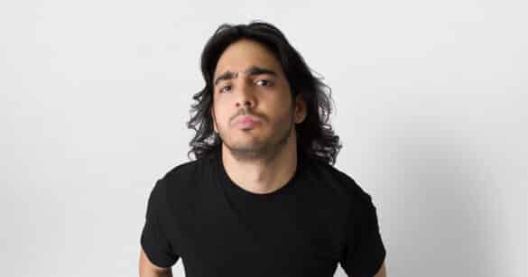 Max Angioni arriva a Udine con lo show “Anche meno”