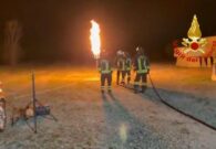 VIDEO – Perdita di gas dal serbatoio di un’auto in autostrada, Vigili del fuoco al lavoro per 6 ore