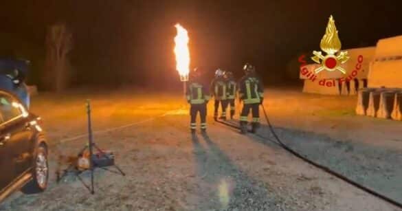 VIDEO – Perdita di gas dal serbatoio di un’auto in autostrada, Vigili del fuoco al lavoro per 6 ore