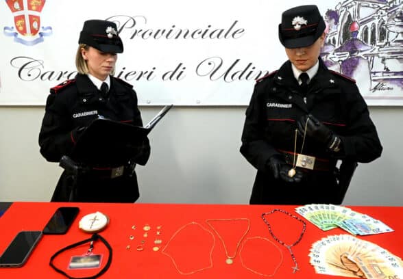 Si spacciano per carabinieri e derubano una 76enne: due arresti e refurtiva recuperata