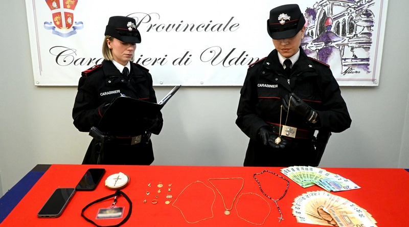 Si spacciano per carabinieri e derubano una 76enne: due arresti e refurtiva recuperata