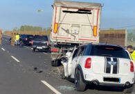 Auto tampona un mezzo pesante in autostrada, grave una persona