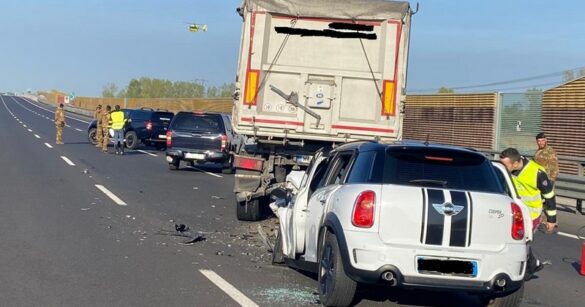 Auto tampona un mezzo pesante in autostrada, grave una persona