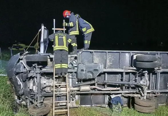 Furgone si ribalta in A23, due persone bloccate nell’abitacolo